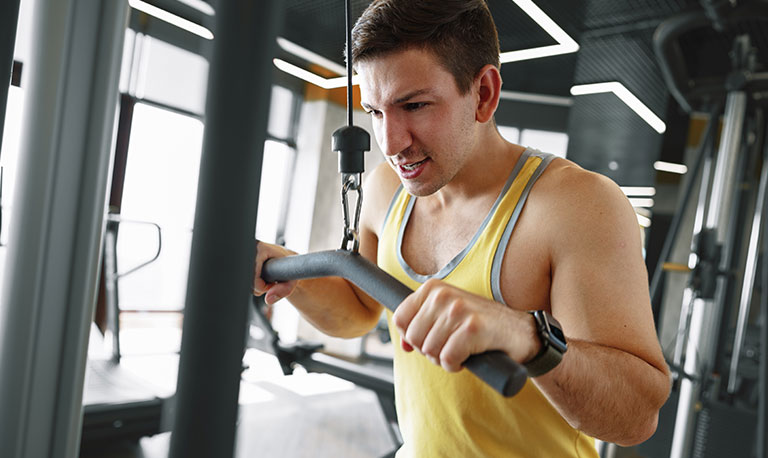 8 dicas para levantar peso corretamente durante o treino